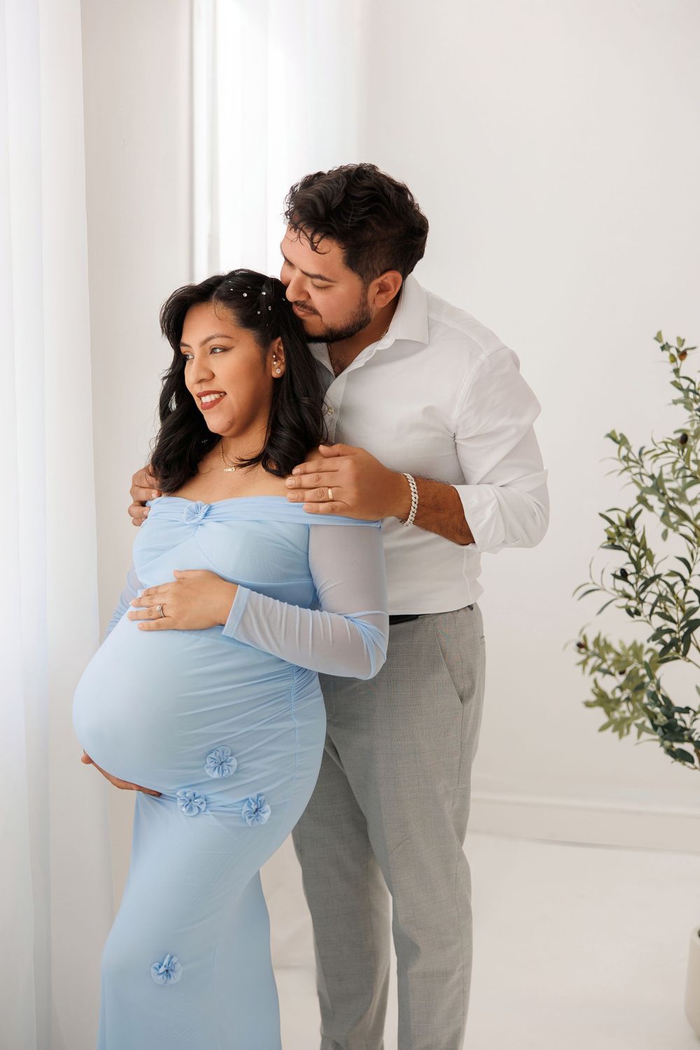 Luxury maternity photography in Chicago & suburbs featuring elegant studio and lifestyle portraits of expecting mothers. Timeless, feminine,