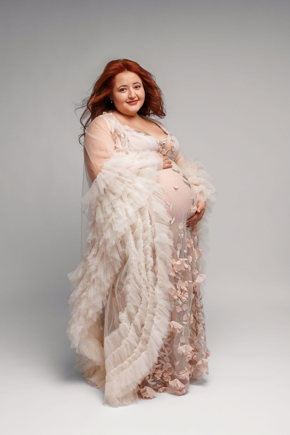 Chicago luxury maternity photography session showcasing elegant studio maternity portraits. Fine art maternity images for modern expecting m