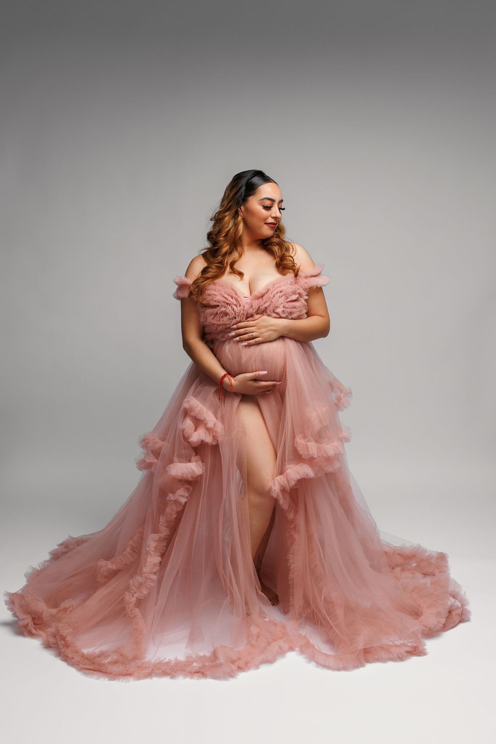 Chicago luxury maternity photography session showcasing elegant studio maternity portraits. Fine art maternity images for modern expecting m