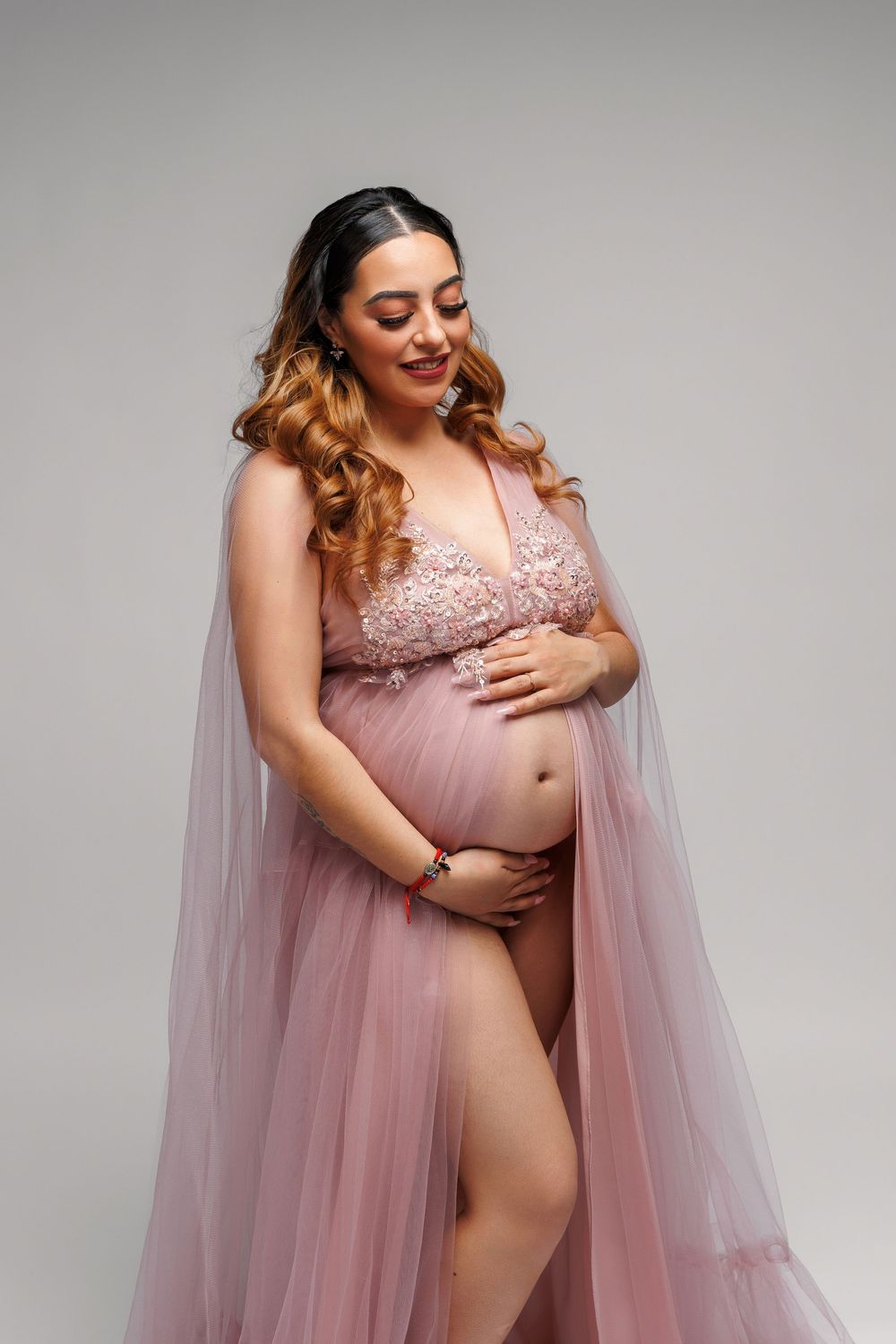Chicago luxury maternity photography session showcasing elegant studio maternity portraits. Fine art maternity images for modern expecting m