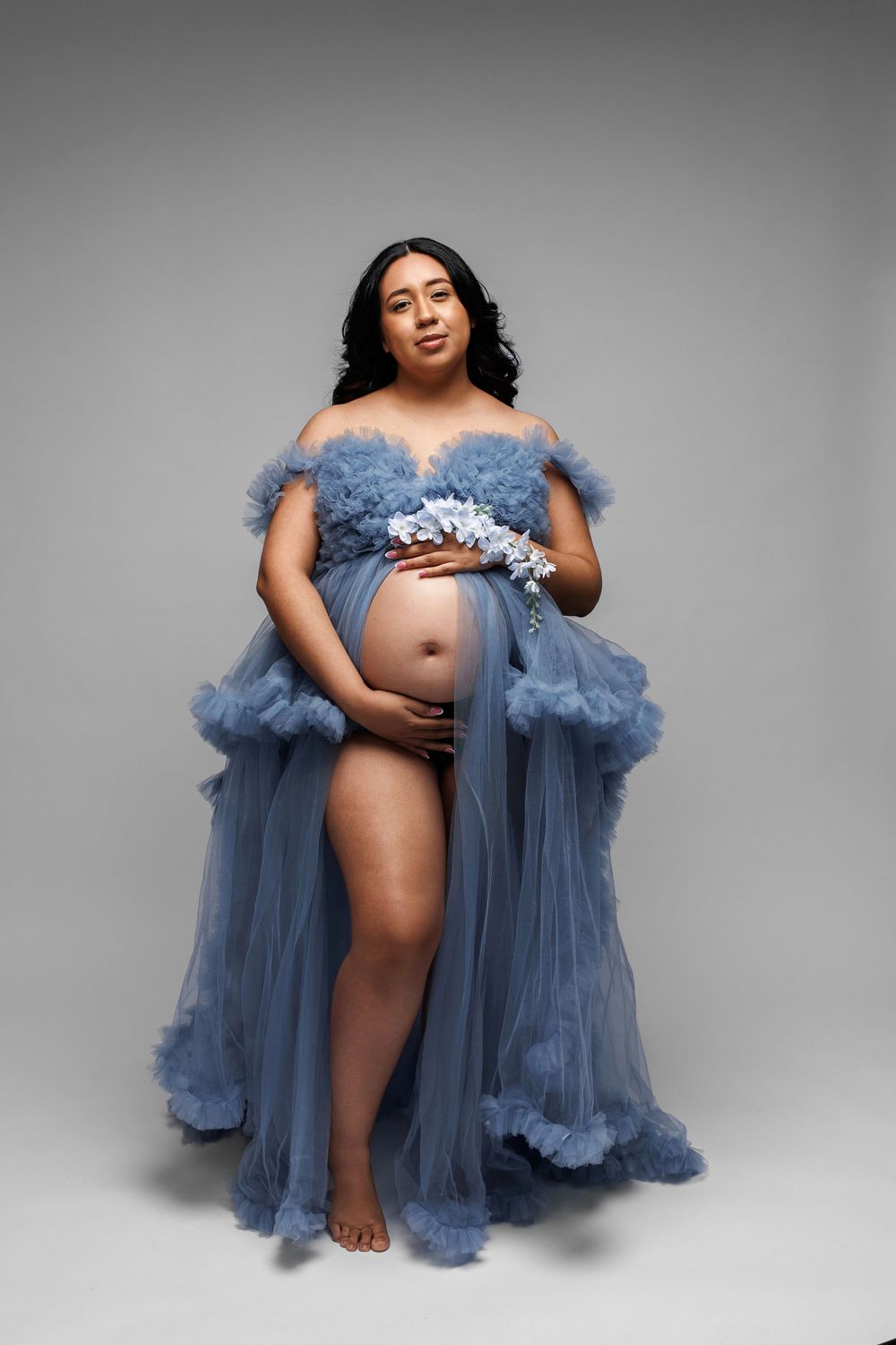 Chicago luxury maternity photography session showcasing elegant studio maternity portraits. Fine art maternity images for modern expecting m