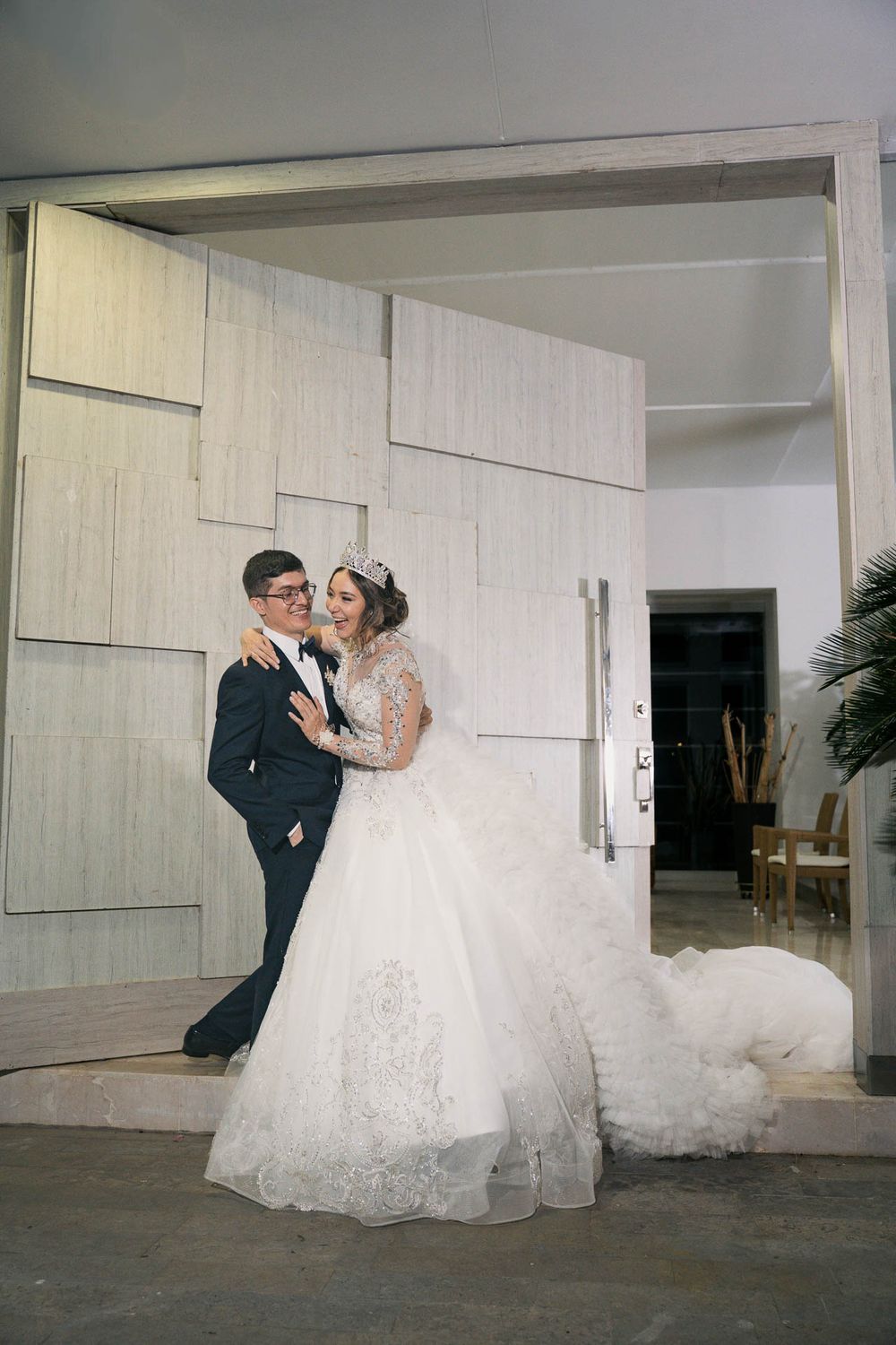 Retrato de la novia en los preparativos de su boda campestre dentro de una exclusiva casa de campo en Valledupar.