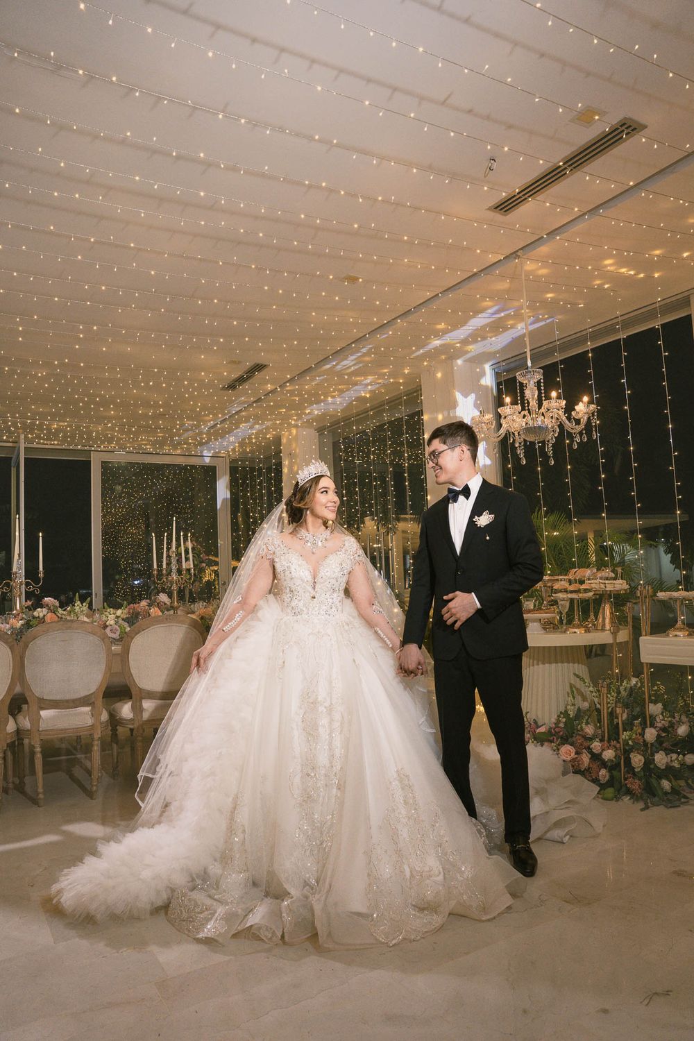 Dirección de arte en el beso de los novios durante una boda cristiana campestre en Valledupar. Estética cinematográfica.