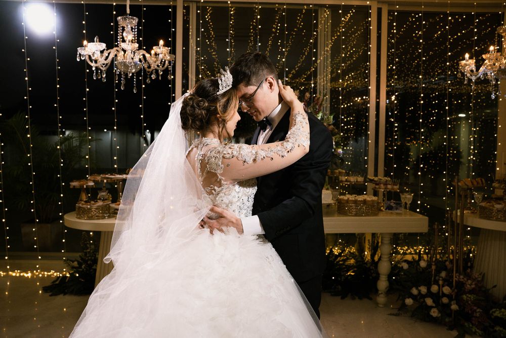Sofisticadas decoraciones para matrimonio campestre y diseño de iluminación nocturna en una casa de campo.