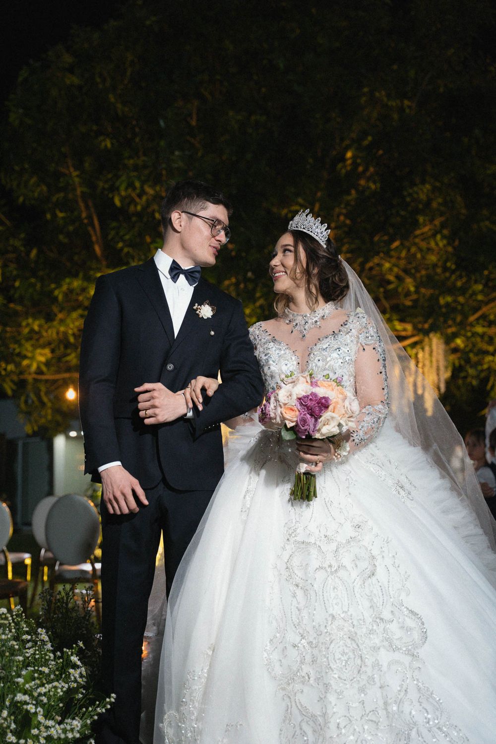 Retrato de la novia en los preparativos de su boda campestre dentro de una exclusiva casa de campo en Valledupar.