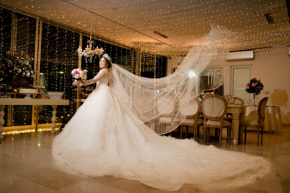 Retrato de la novia en los preparativos de su boda campestre dentro de una exclusiva casa de campo en Valledupar.