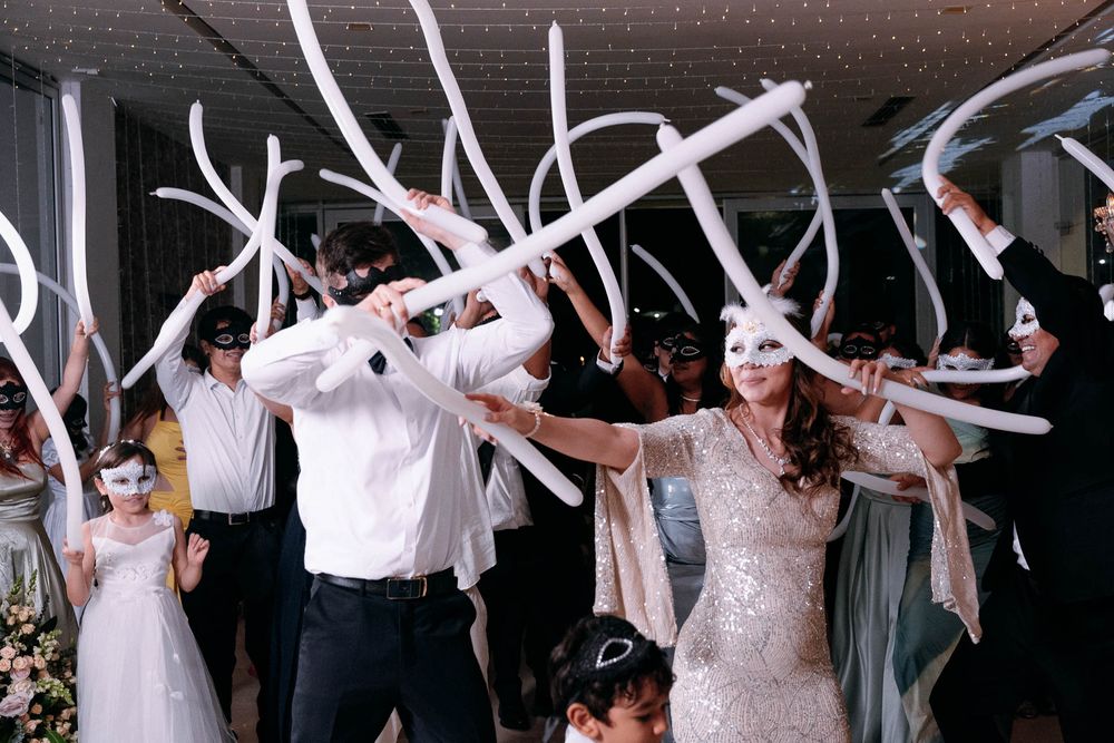 Sofisticadas decoraciones para matrimonio campestre y diseño de iluminación nocturna en una casa de campo.