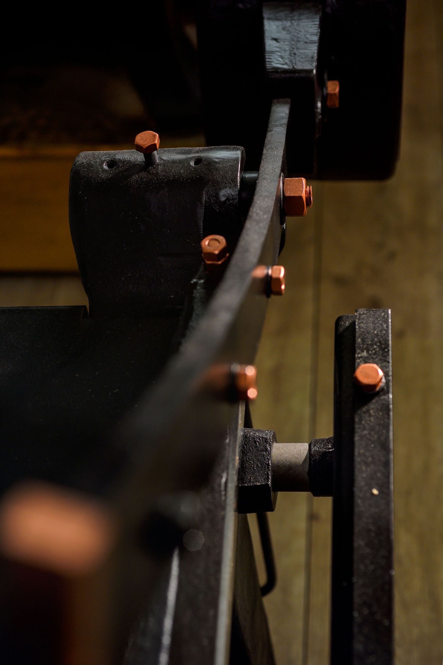 Detail van ambachtelijke boekbindmachine, behind the scenes bedrijfsfotografie door Bart Boodts Photography