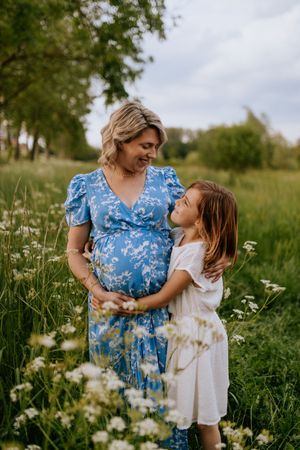 Intieme zwangerschapsshoot vrouw met dochter met make-up en styling in Terneuzen, Zeeland, Oost-Vlaanderen