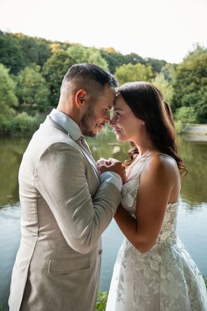 Esküvői kreatív fotózás egy tóparton