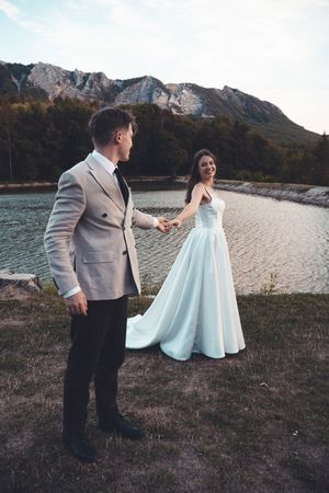 Kreatív fotózás sétáló párral