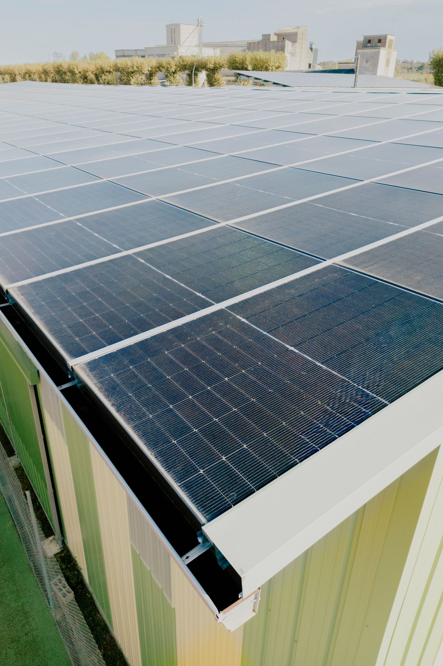 Détail des panneaux solaires installés sur une ombrière photovoltaïque See You Sun.