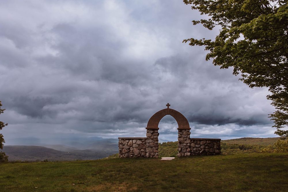 Cragsmoor stone church wedding ceremony in Hudson Valley NY