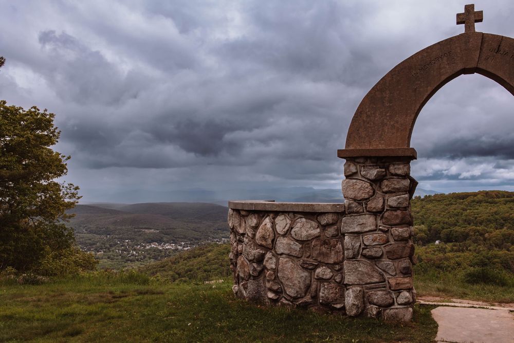 Wedding at cragsmoor stone church overlooking minnewaska cliffs and mountains