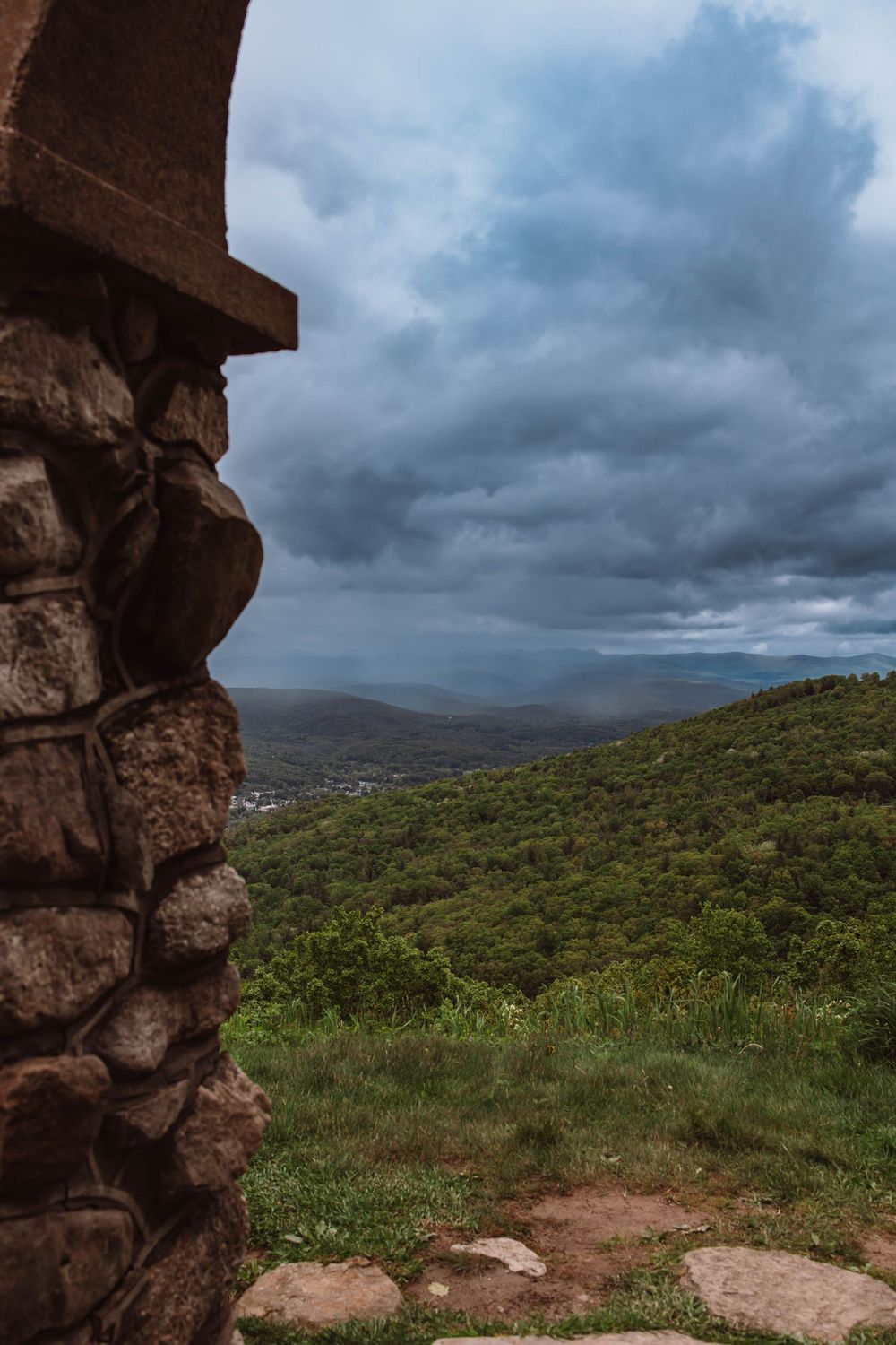 Wedding at cragsmoor stone church overlooking minnewaska cliffs and mountains