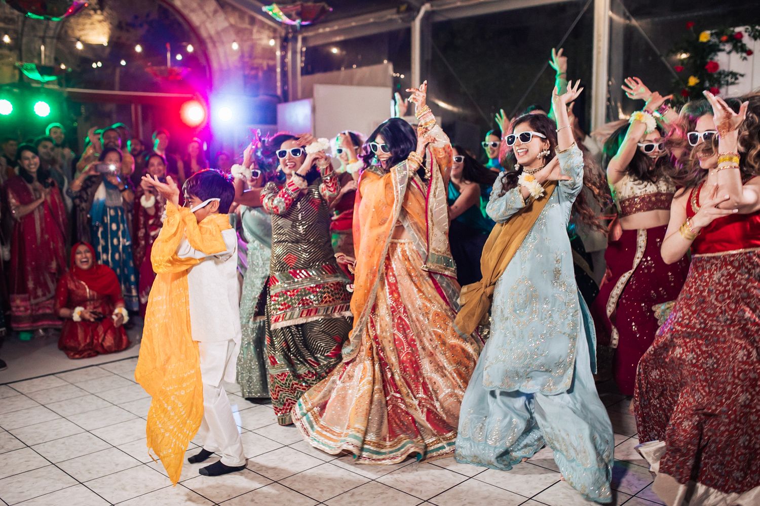Indian wedding at Forte da Cruz with vibrant colors, joyful moments, and stylish details by Portugal wedding photographer Regina.
