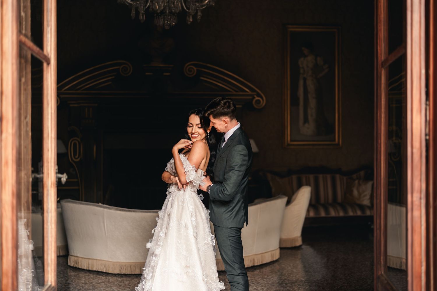 Para młoda w eleganckich wnętrzach Villa di Striano, romantyczne ujęcie w stylu luxury, fotograf ślubny Toskania.