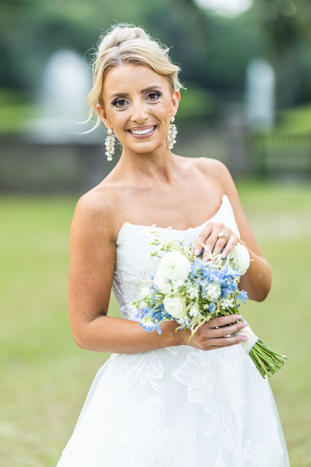 bride, bridal gown, bridal portraits, bridal session, bouquet, wedding photos, wedding photographer, fashion, white dress, beautiful brides