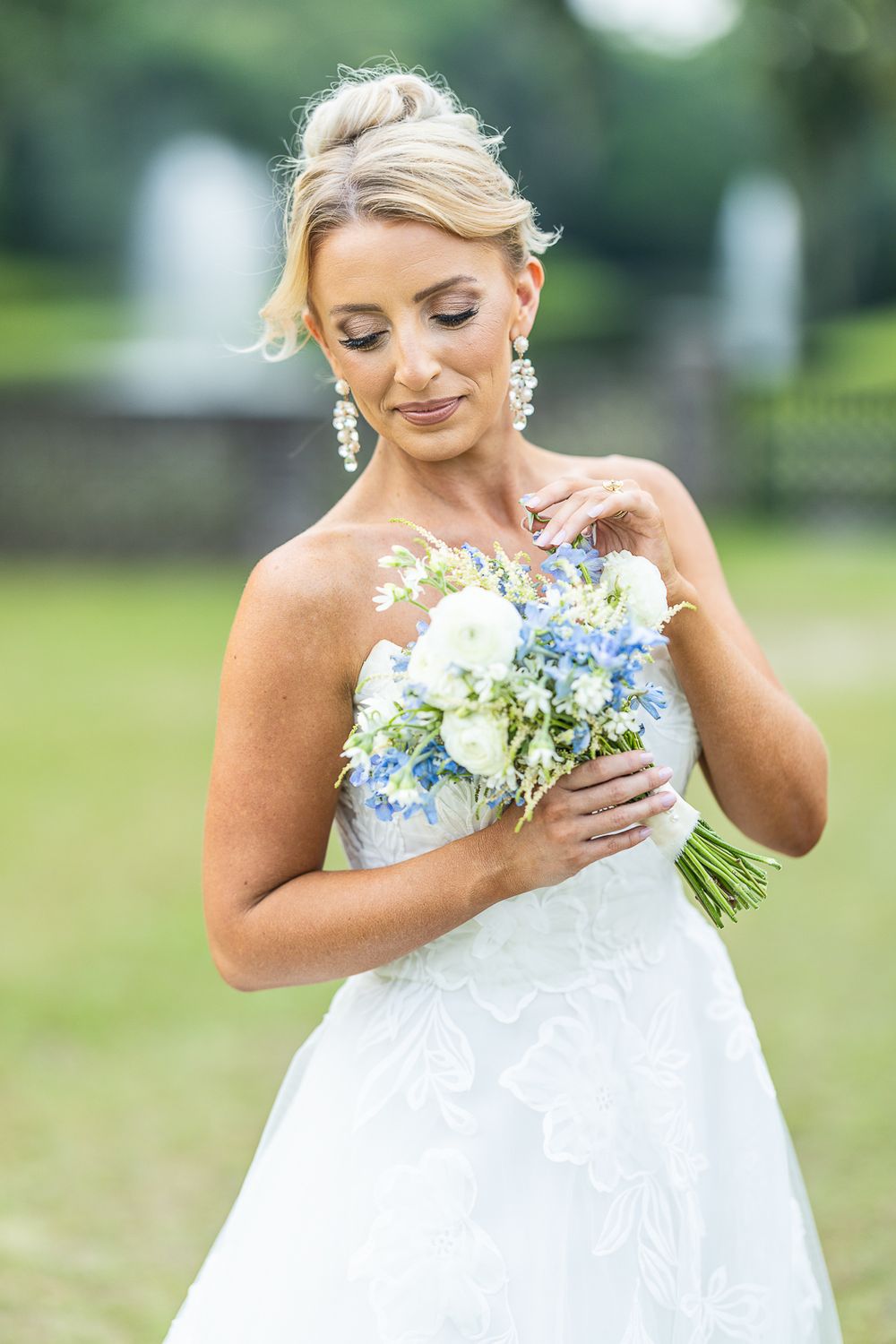 bride, bridal gown, bridal portraits, bridal session, bouquet, wedding photos, wedding photographer, fashion, white dress, beautiful brides