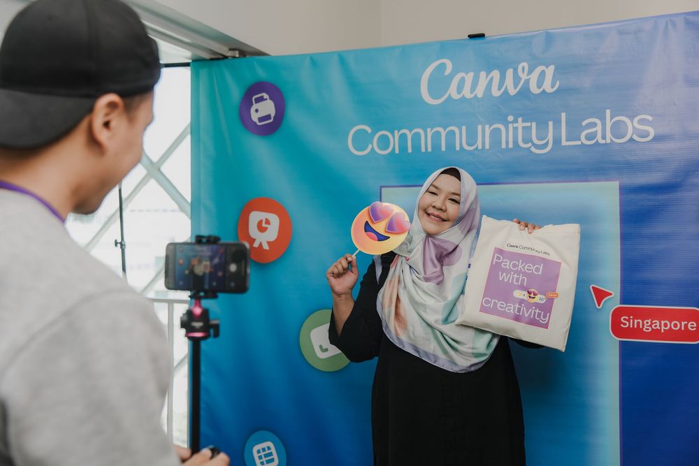 Professional presentation setup with Canva and Community Labs branded banners.