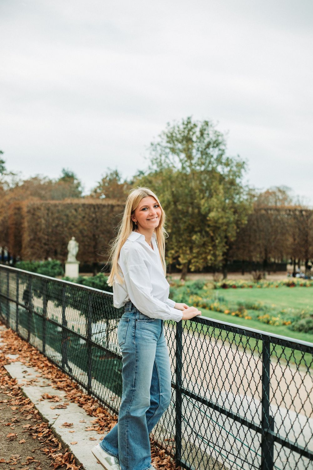 Portrait jeune fille au jardin des Tuileries