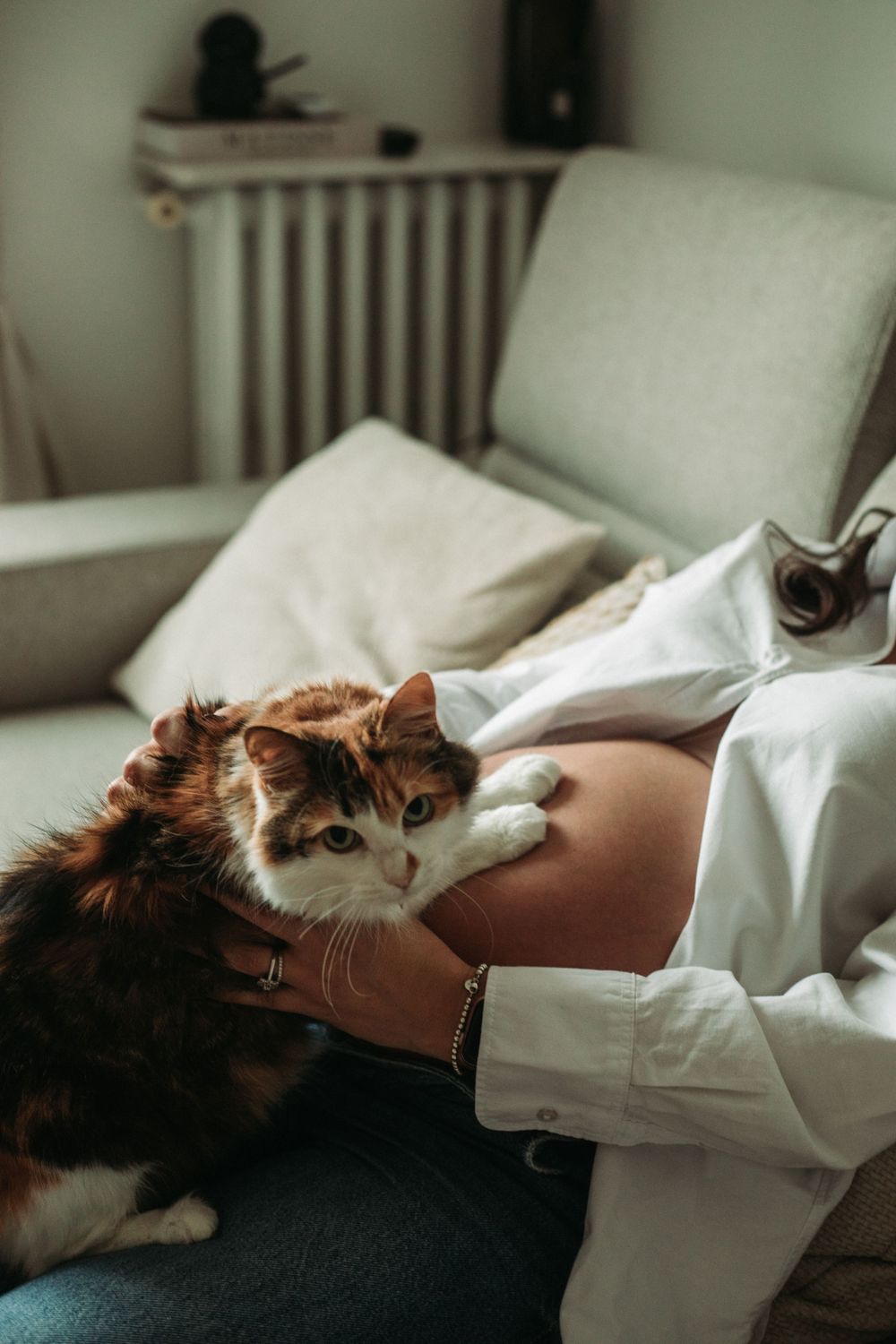 Femme enceinte et son chat
