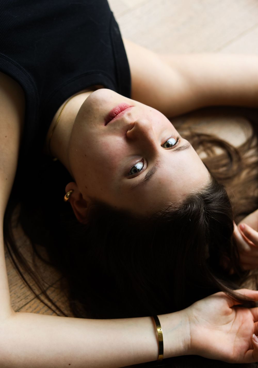 Portrait jeune fille allongée