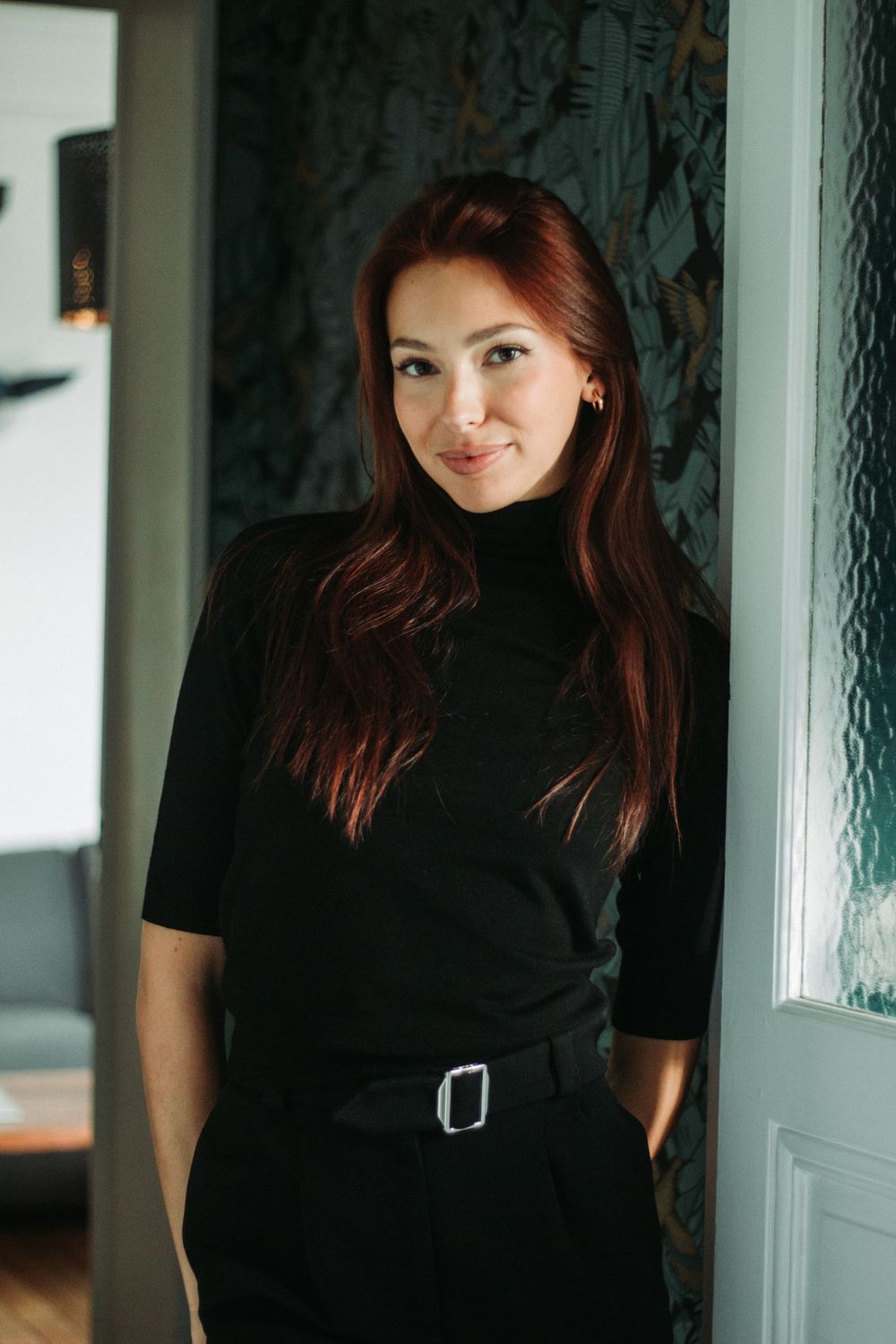Portrait d'une jeune femme debout en intérieur