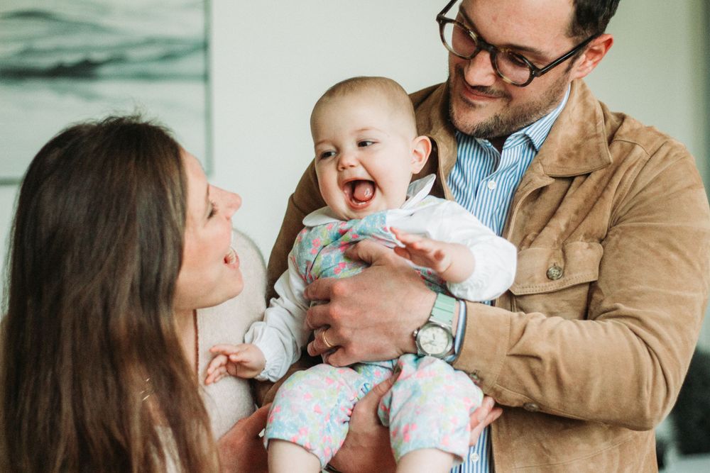 Parents souriant à leur petite fille