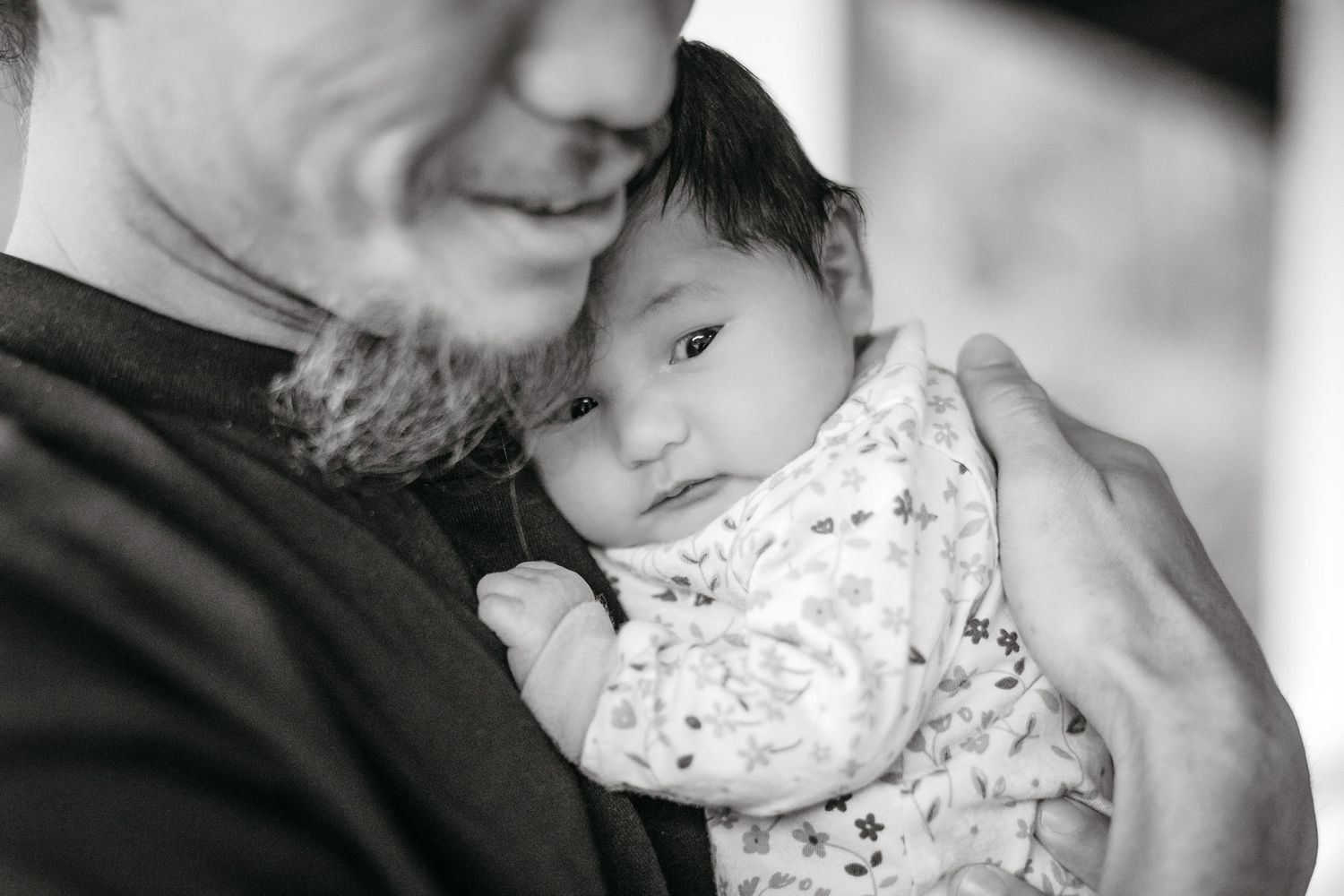 Kahului Newborn Photographer - Baby nestles into fathers shoulder