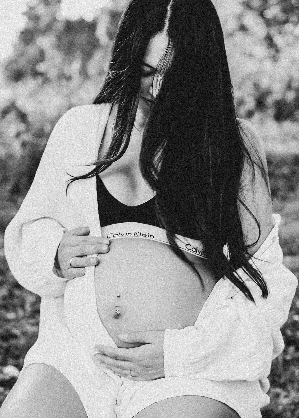 Baby-, Familien- & Babybauchshootings mit Herz. Natürlich, warm, entspannt. Bei euch Zuhause oder Outdoor. Termin einfach online anfragen.