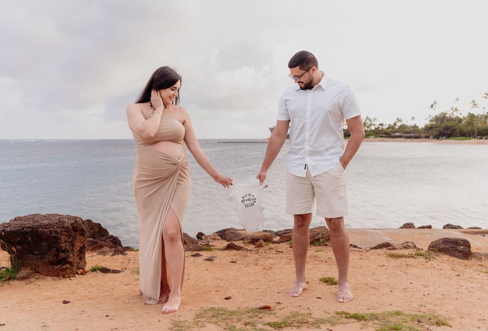 Maternity photoshoot at the beach 
Beach maternity photoshoot Oahu Hawaii
