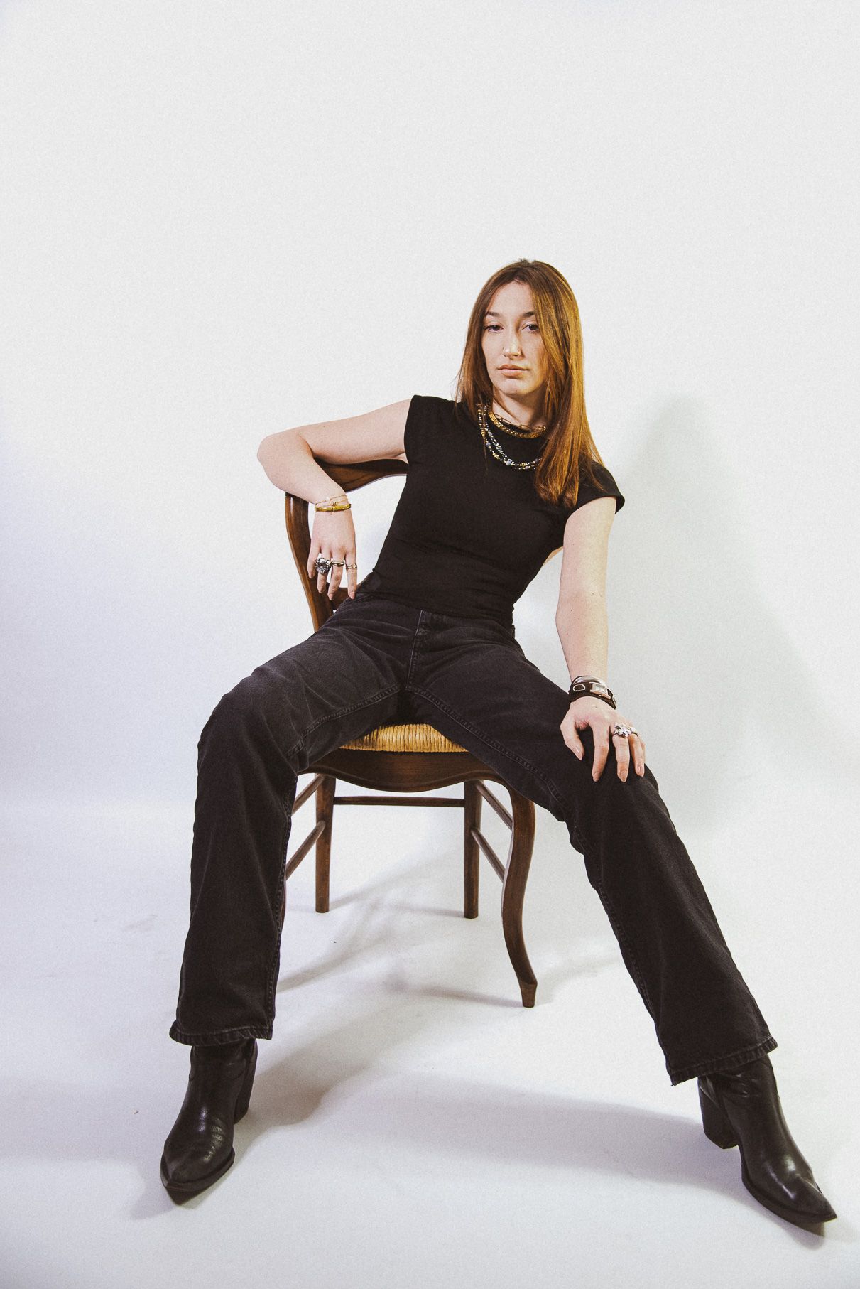 Femme photo studio style mode/couture, fond blanc, esprit Y2k
Photographe Estelle Lureau