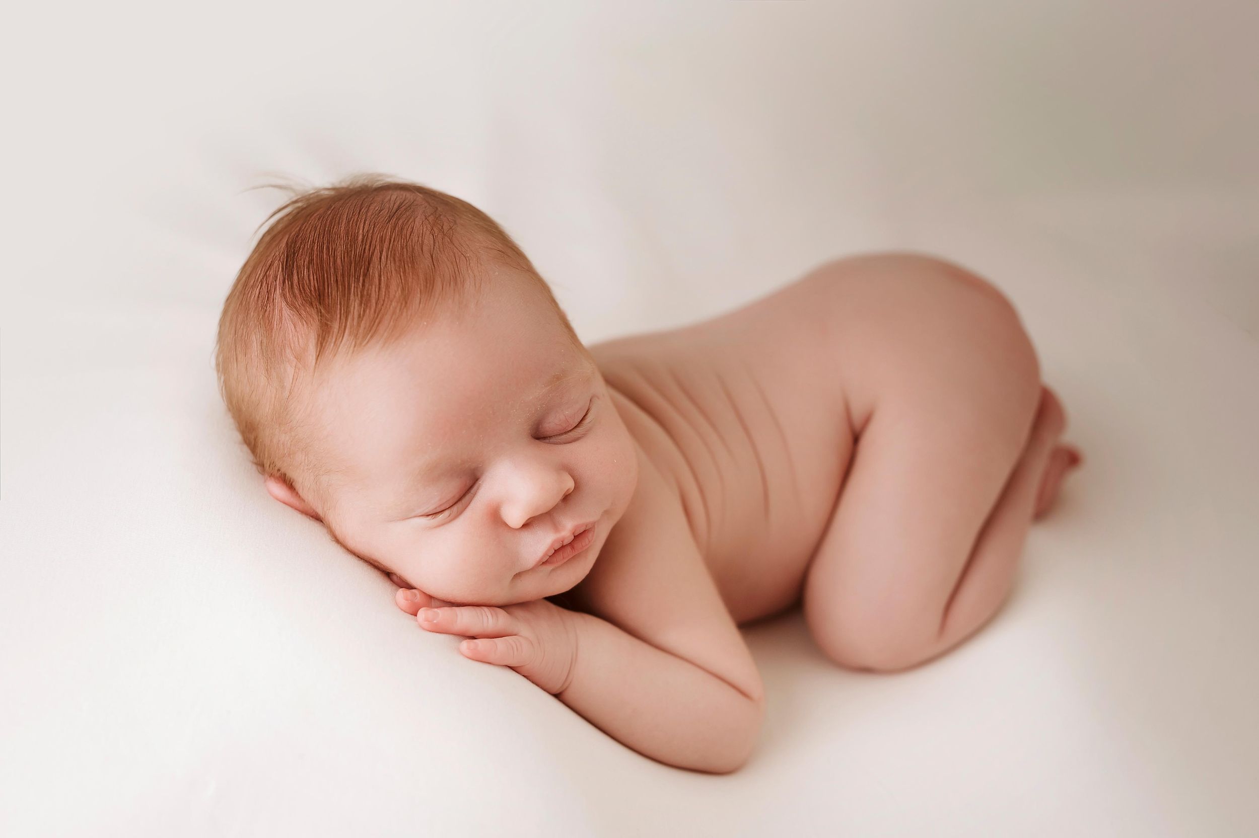 bambino durante una sessione fotografica newborn