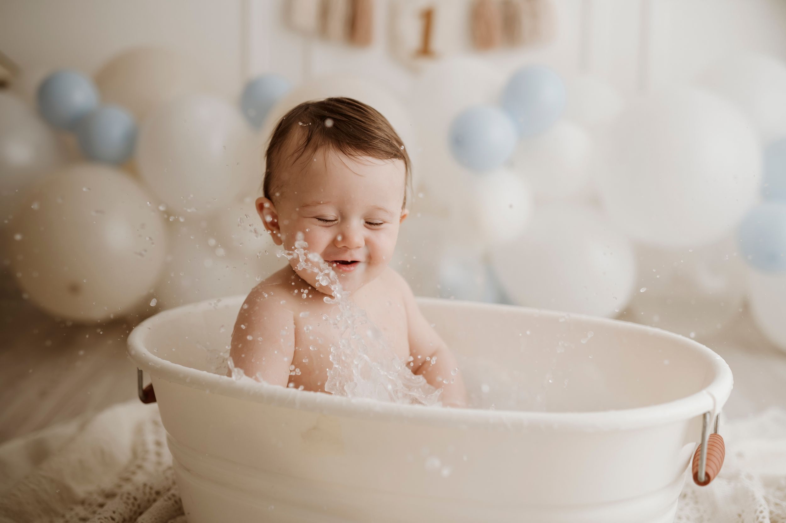 bambino che si diverte durante una sessione fotografica Smashcake