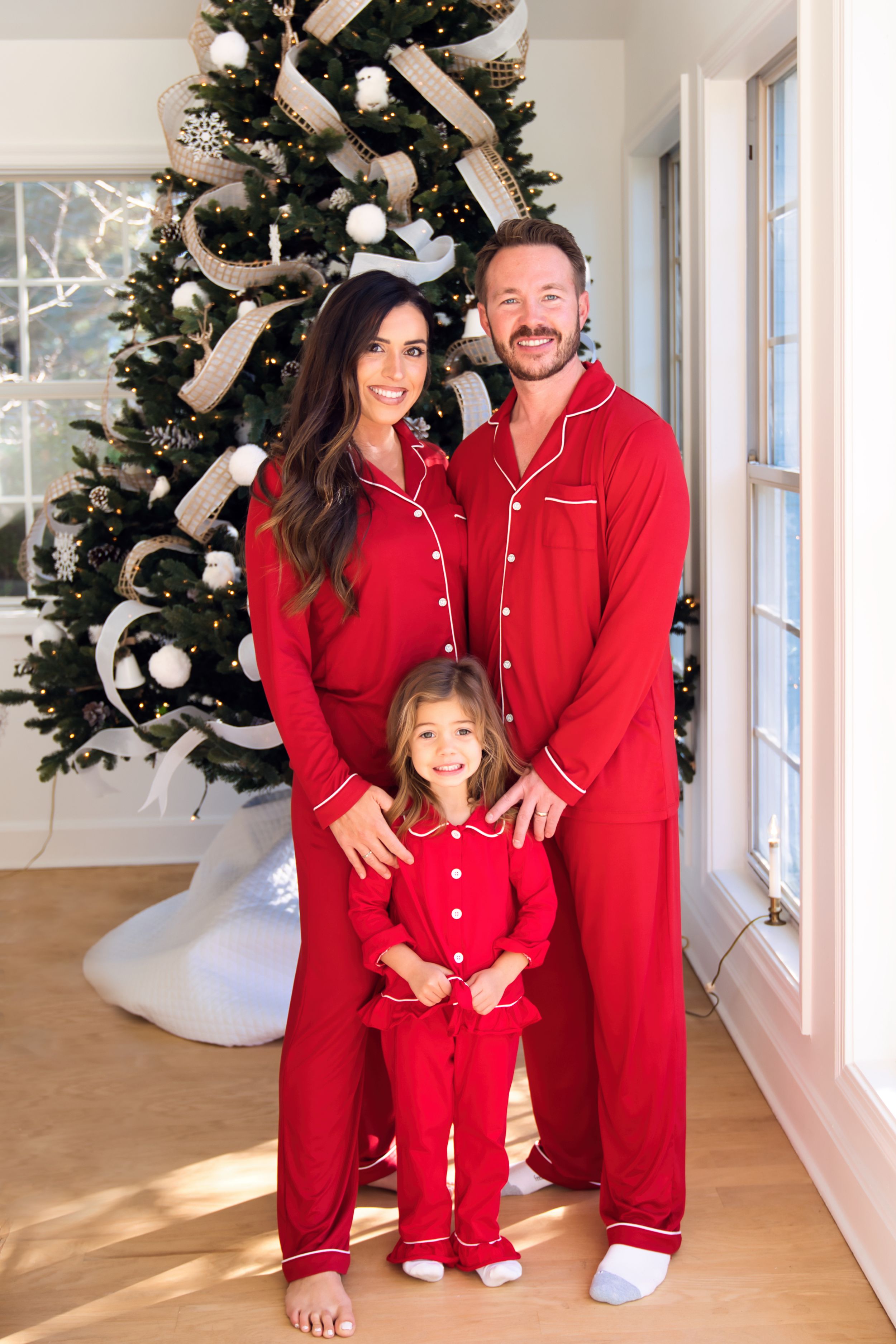 Casey getting Christmas family portraits with her husband and kids in Cincinnati Ohio : Cincinnati Family Photographer