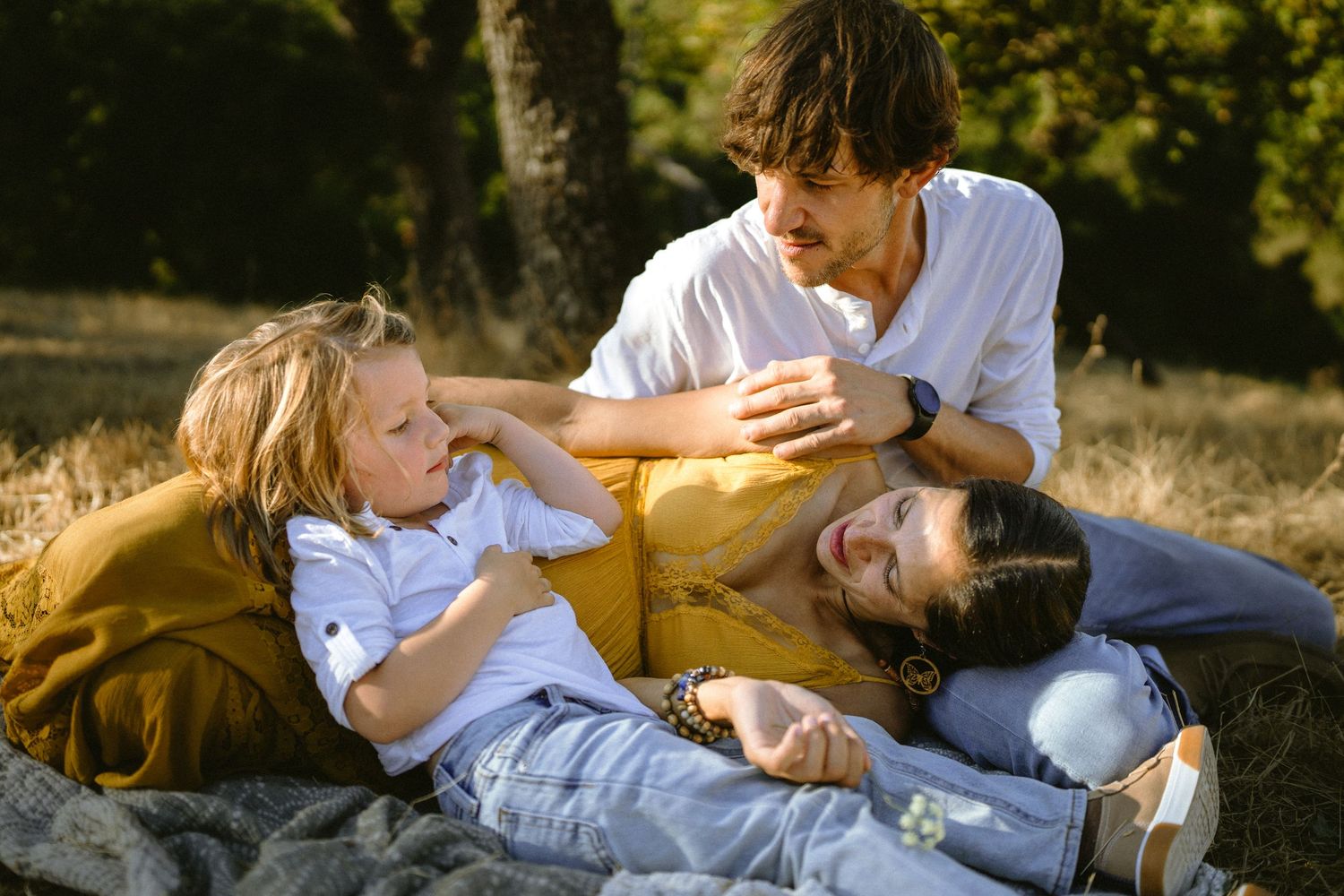 Relaxed family photography session in a natural outdoor setting at golden hour.
