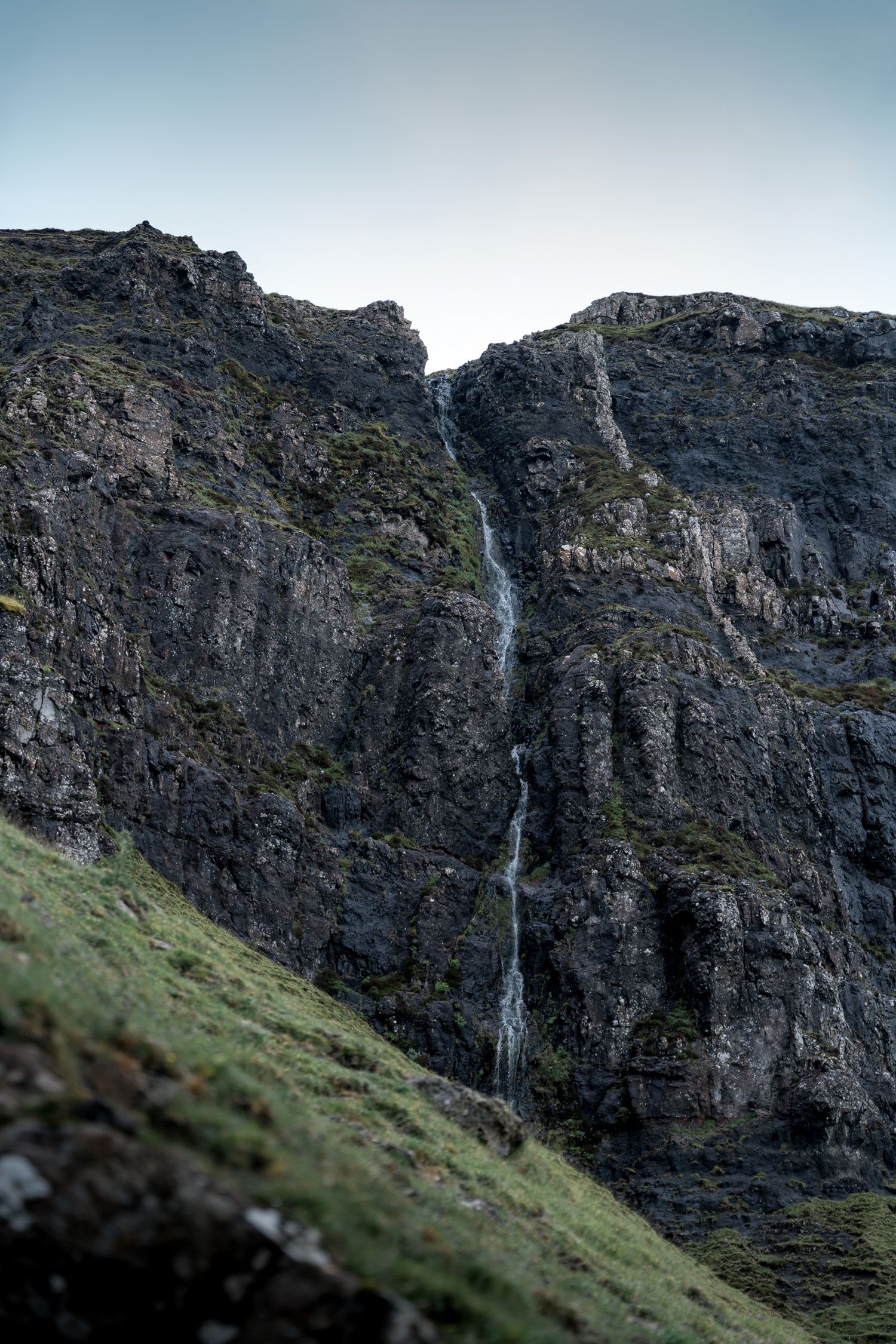 cascade au milieu des falaises à the quiraing sur l'île de skye en ecosse