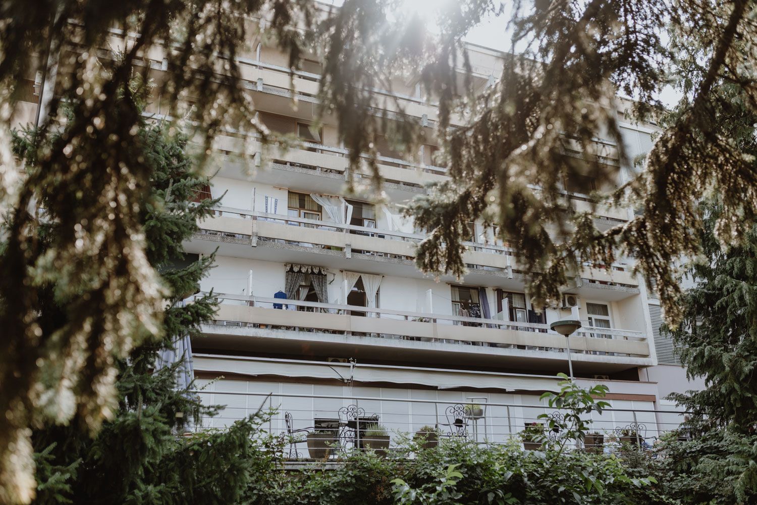 Pogled iz parka na terasu doma za starije osobe u Maksimiru u stilu komercijalne fotografije.