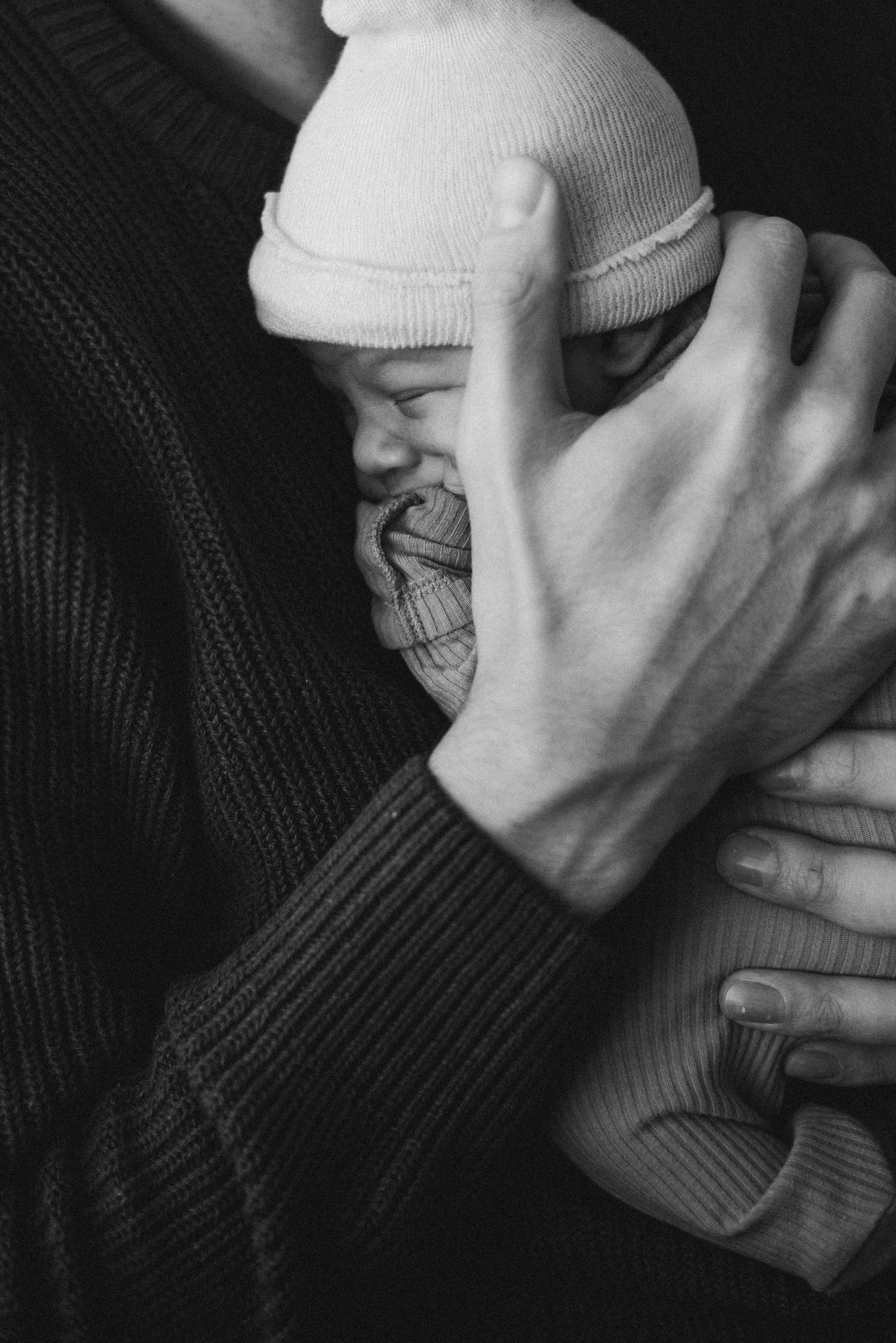 Newborn baby in dad's arms, fresh 48 photos at Mount Sinai Hospital, taken by Toronto Photographer Jess GC Photography