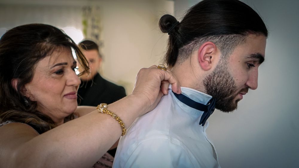 Photo de mariage, préparation du marié, par Chloé Cabanes