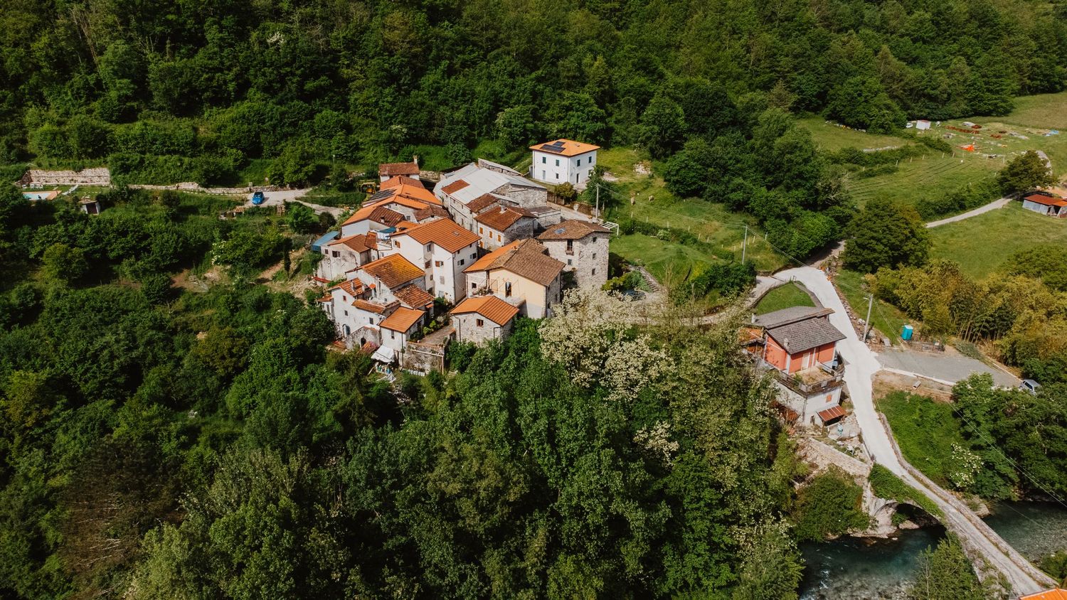 Foto realizzato con il drone per agriturismo in lunigiana