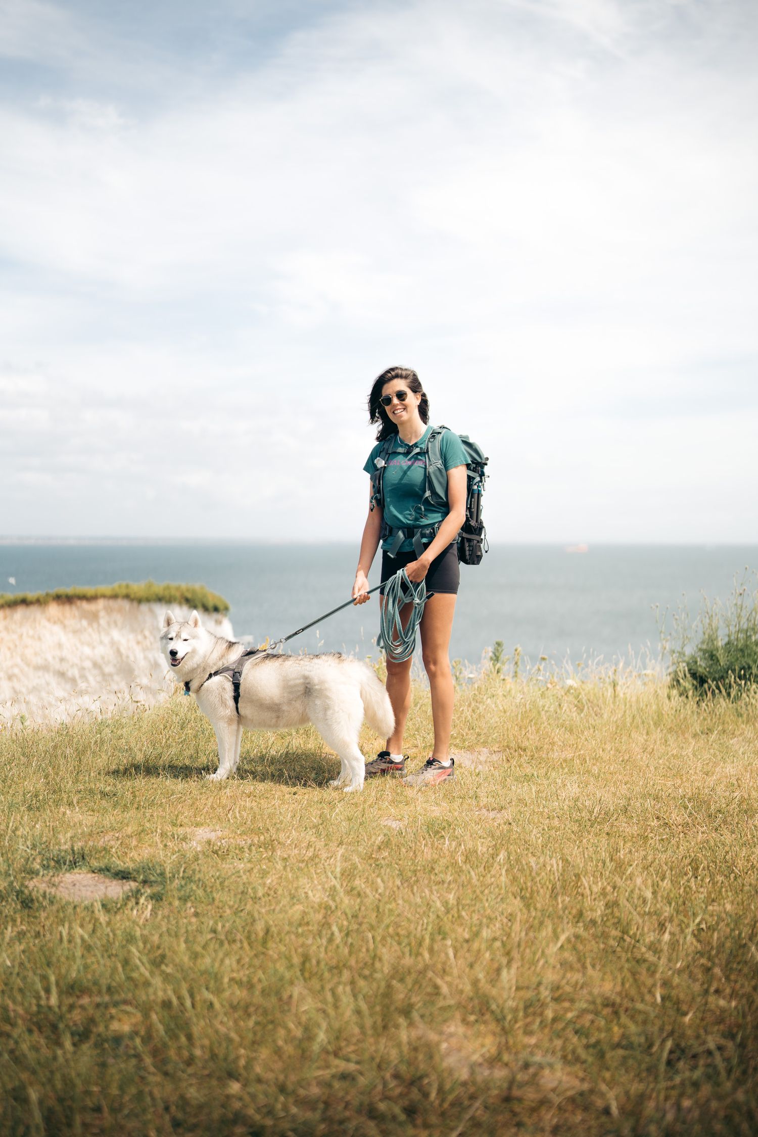 randonneuse avec son chien old harry rocks sur la jurassic coast en angleterre