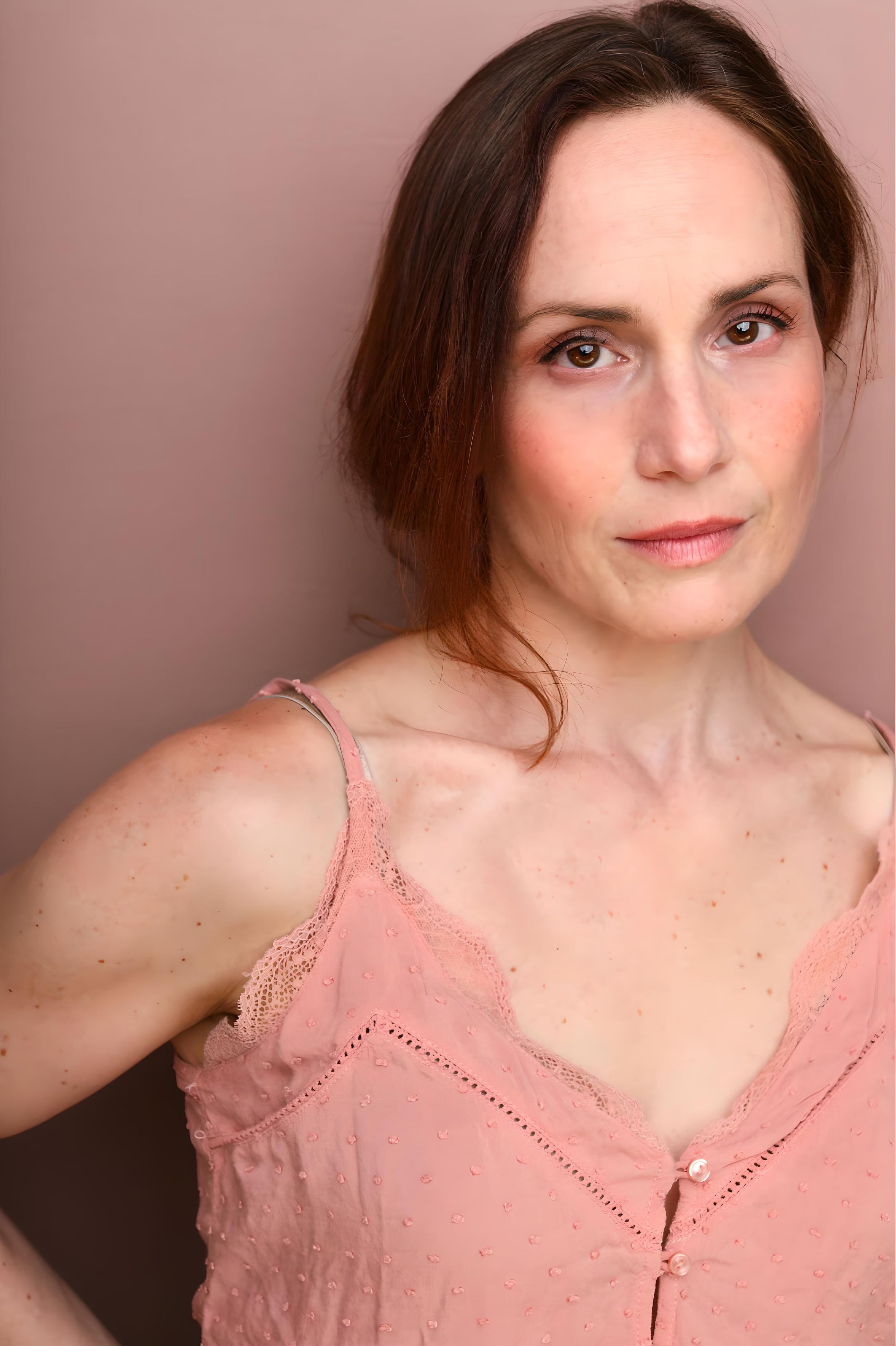 "Julianna Zinkel is a Philadelphia-based actress with extensive theater experience, including roles in Intimate Apparel, Hurricane Diane, an