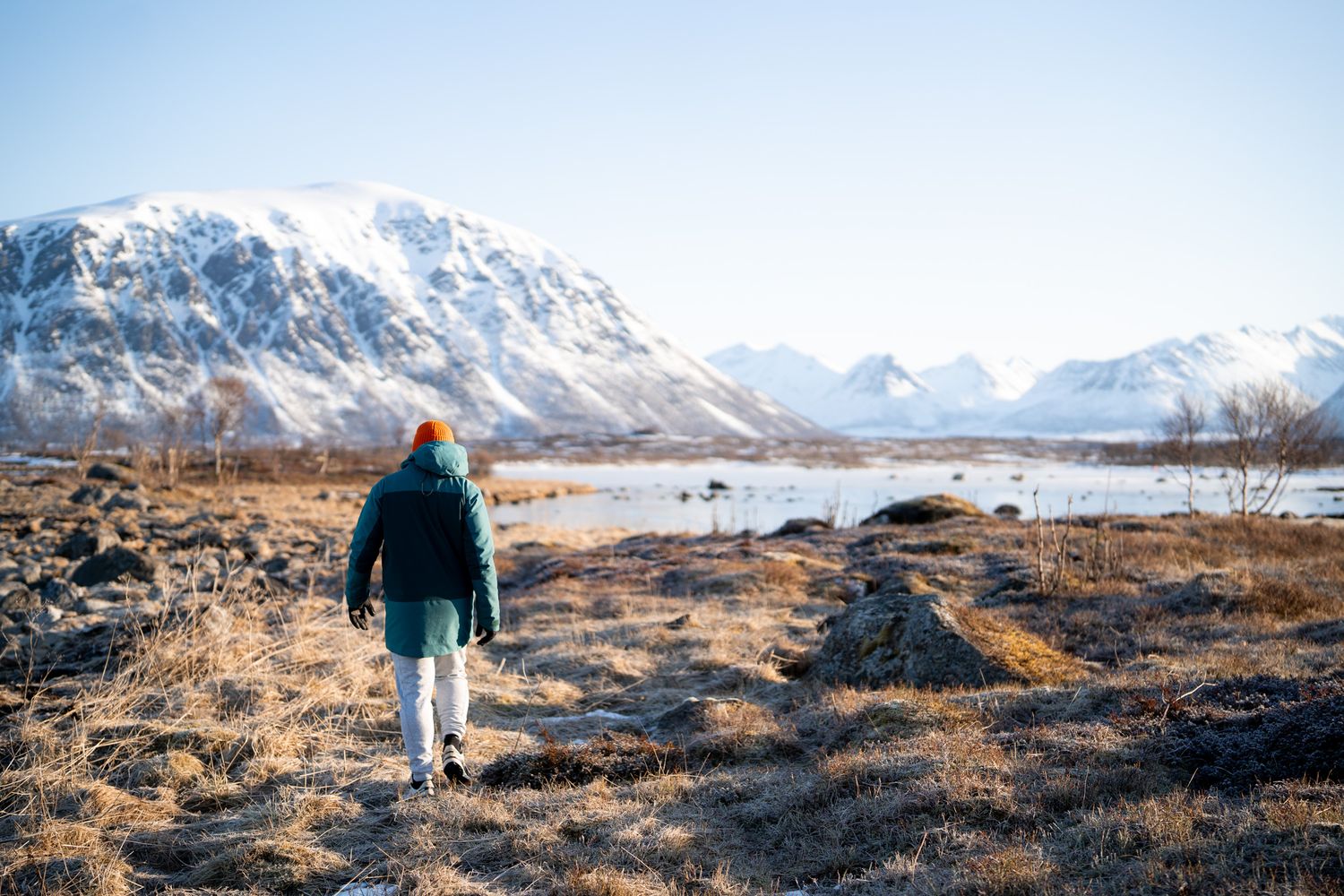 randonneur à Andoya en norvège dans les îles lofoten hiver neige