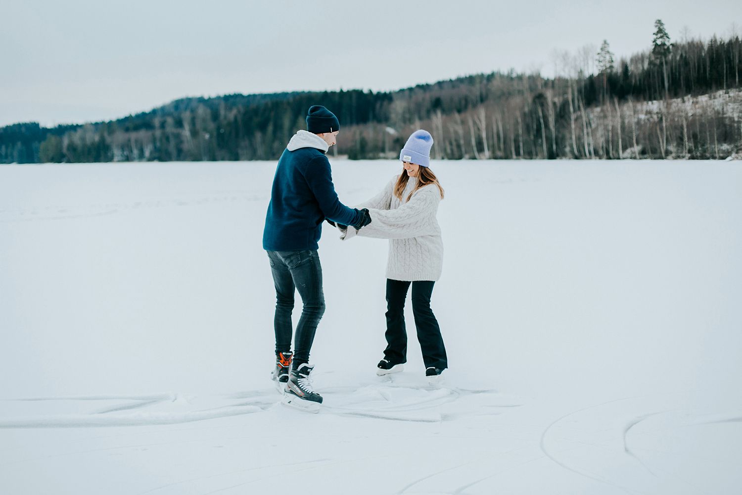 Parfotografering med Malin och Per Åslund vid Acksjön utanför Molkom. Fotograf Rebecca Nordin.