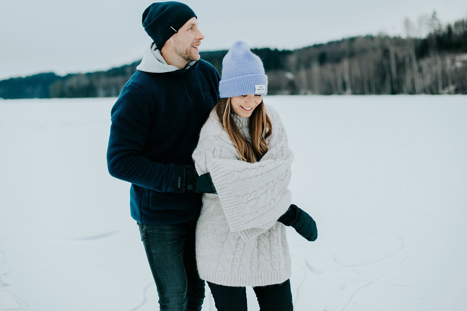 Parfotografering med Malin och Per Åslund vid Acksjön utanför Molkom. Fotograf Rebecca Nordin.
