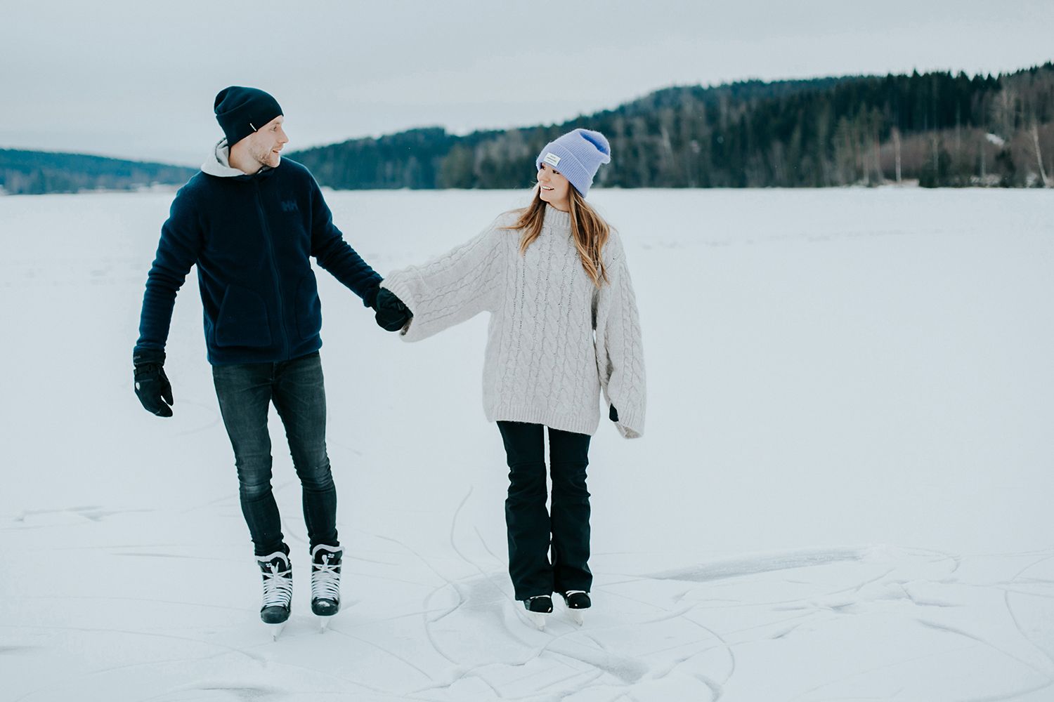 Parfotografering med Malin och Per Åslund vid Acksjön utanför Molkom. Fotograf Rebecca Nordin.