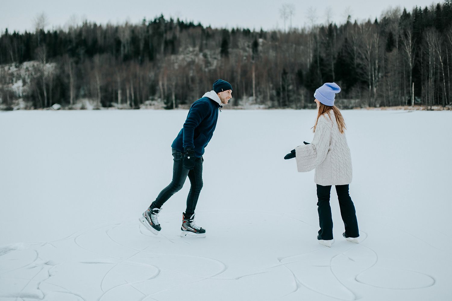 Parfotografering med Malin och Per Åslund vid Acksjön utanför Molkom. Fotograf Rebecca Nordin.
