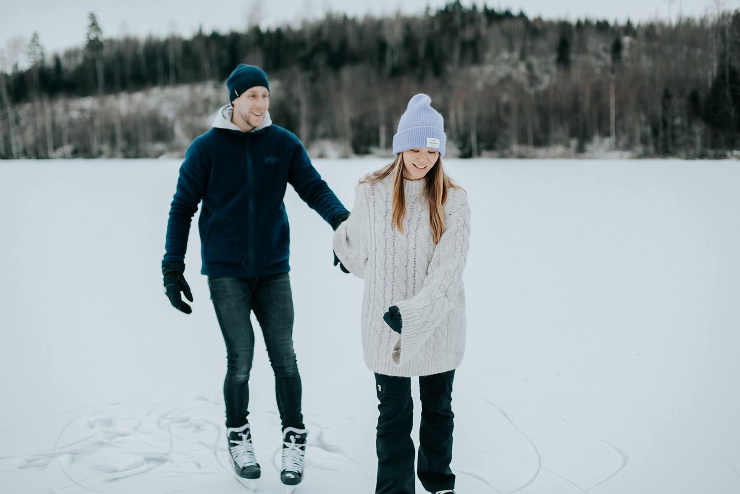 Parfotografering med Malin och Per Åslund vid Acksjön utanför Molkom. Fotograf Rebecca Nordin.